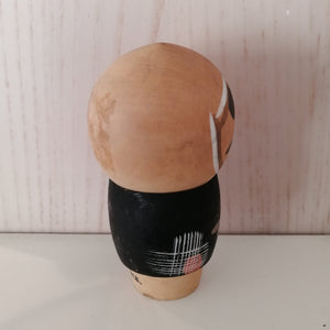 Kokeshi Dukke i Grafisk Kimono og med Hovedklæde