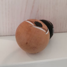 Indlæs billede til gallerivisning Kokeshi Dukke i Grafisk Kimono og med Hovedklæde