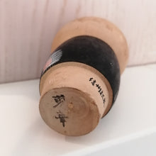 Indlæs billede til gallerivisning Kokeshi Dukke i Grafisk Kimono og med Hovedklæde