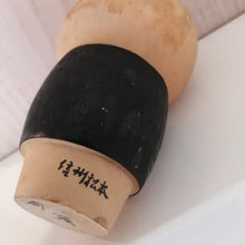 Indlæs billede til gallerivisning Kokeshi Dukke i Grafisk Kimono og med Hovedklæde
