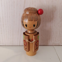 Indlæs billede til gallerivisning Kokeshi Dukke i Kimono og med Hårnål