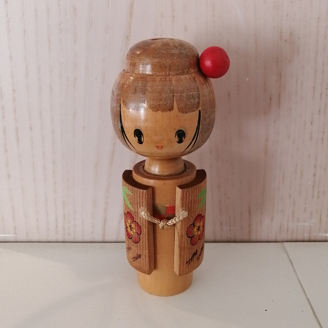 Kokeshi Dukke i Kimono og med Hårnål
