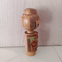 Indlæs billede til gallerivisning Kokeshi Dukke i Kimono og med Hårnål