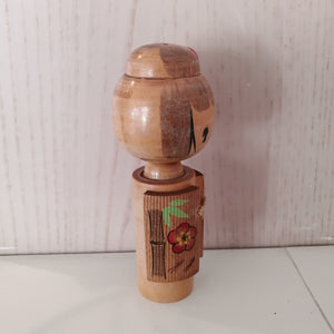 Kokeshi Dukke i Kimono og med Hårnål