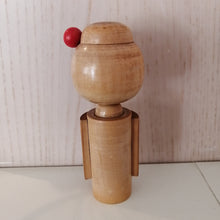 Indlæs billede til gallerivisning Kokeshi Dukke i Kimono og med Hårnål