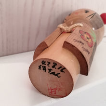 Indlæs billede til gallerivisning Kokeshi Dukke i Kimono og med Hårnål