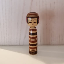 Indlæs billede til gallerivisning Lille Vintage Japansk Kokeshi Dukke i Træ med Striber