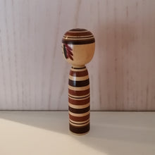Indlæs billede til gallerivisning Lille Vintage Japansk Kokeshi Dukke i Træ med Striber