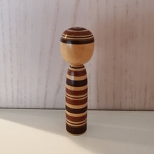 Indlæs billede til gallerivisning Lille Vintage Japansk Kokeshi Dukke i Træ med Striber
