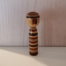 Indlæs billede til gallerivisning Lille Vintage Japansk Kokeshi Dukke i Træ med Striber