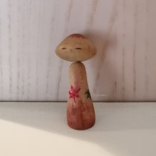 Indlæs billede til gallerivisning Lille Vintage Japansk Kokeshi Dukke i Svampeform