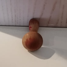 Indlæs billede til gallerivisning Lille Vintage Japansk Kokeshi Dukke i Svampeform