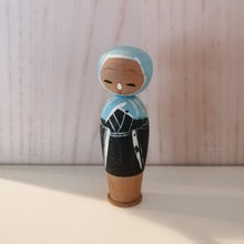 Indlæs billede til gallerivisning Japansk Kokeshi Dukke i Sort Kimono og Blåt Hovedklæde