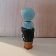 Indlæs billede til gallerivisning Japansk Kokeshi Dukke i Sort Kimono og Blåt Hovedklæde