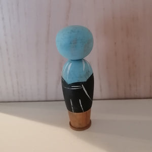 Japansk Kokeshi Dukke i Sort Kimono og Blåt Hovedklæde