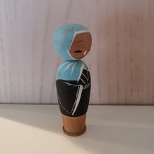 Indlæs billede til gallerivisning Japansk Kokeshi Dukke i Sort Kimono og Blåt Hovedklæde