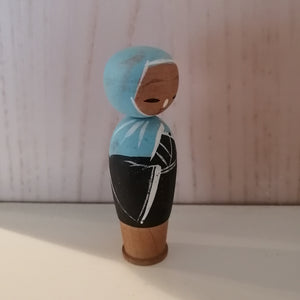 Japansk Kokeshi Dukke i Sort Kimono og Blåt Hovedklæde
