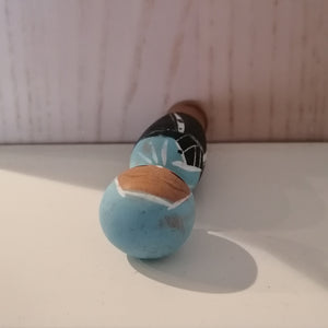 Japansk Kokeshi Dukke i Sort Kimono og Blåt Hovedklæde