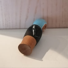Indlæs billede til gallerivisning Japansk Kokeshi Dukke i Sort Kimono og Blåt Hovedklæde