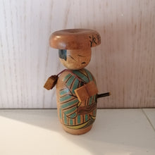 Indlæs billede til gallerivisning Japansk Kokeshi Dukke med Sværd og i Kimono