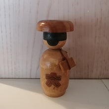 Indlæs billede til gallerivisning Japansk Kokeshi Dukke med Sværd og i Kimono