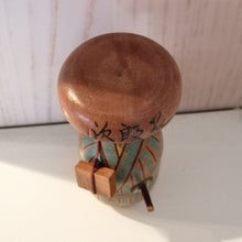 Indlæs billede til gallerivisning Japansk Kokeshi Dukke med Sværd og i Kimono