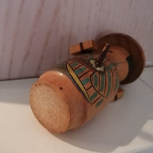 Indlæs billede til gallerivisning Japansk Kokeshi Dukke med Sværd og i Kimono