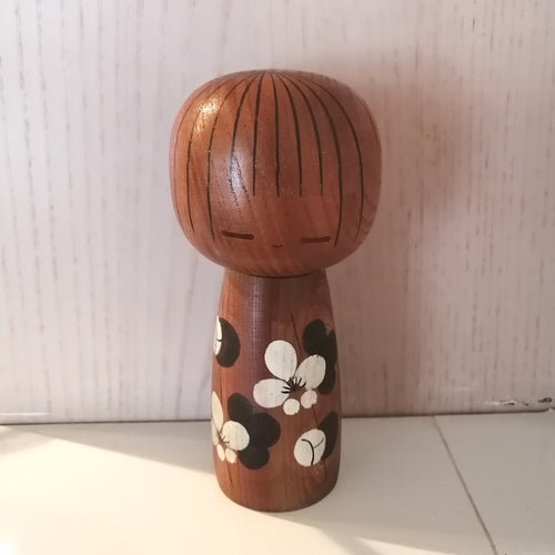 Vintage Japansk Kokeshi Dukke i Mørkt Træ med Mønster