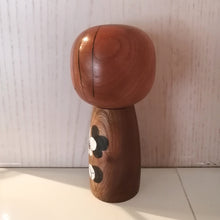 Indlæs billede til gallerivisning Vintage Japansk Kokeshi Dukke i Mørkt Træ med Mønster