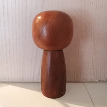 Indlæs billede til gallerivisning Vintage Japansk Kokeshi Dukke i Mørkt Træ med Mønster