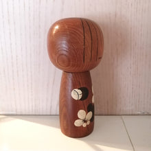 Indlæs billede til gallerivisning Vintage Japansk Kokeshi Dukke i Mørkt Træ med Mønster