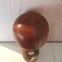 Indlæs billede til gallerivisning Vintage Japansk Kokeshi Dukke i Mørkt Træ med Mønster