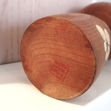 Indlæs billede til gallerivisning Vintage Japansk Kokeshi Dukke i Mørkt Træ med Mønster