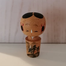 Indlæs billede til gallerivisning Lille Japansk Kokeshi Dukke med Landskab og Skrift