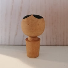 Indlæs billede til gallerivisning Lille Japansk Kokeshi Dukke med Landskab og Skrift