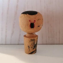 Indlæs billede til gallerivisning Lille Japansk Kokeshi Dukke med Landskab og Skrift