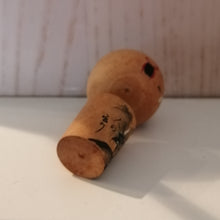 Indlæs billede til gallerivisning Lille Japansk Kokeshi Dukke med Landskab og Skrift