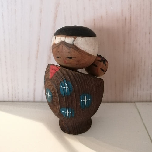 Kokeshi Dukke i Kimono med Barn på Ryggen