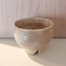 Indlæs billede til gallerivisning Vintage Japansk Sake Kop med Lys Pink og Knækket Hvid Glasur
