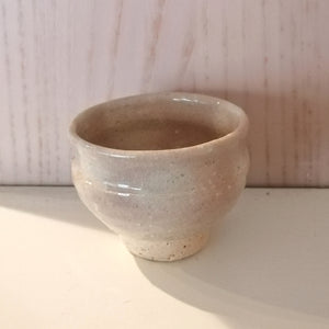 Vintage Japansk Sake Kop med Lys Pink og Knækket Hvid Glasur