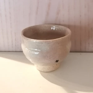 Vintage Japansk Sake Kop med Lys Pink og Knækket Hvid Glasur