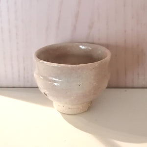 Vintage Japansk Sake Kop med Lys Pink og Knækket Hvid Glasur