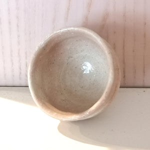 Vintage Japansk Sake Kop med Lys Pink og Knækket Hvid Glasur