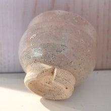 Indlæs billede til gallerivisning Vintage Japansk Sake Kop med Lys Pink og Knækket Hvid Glasur