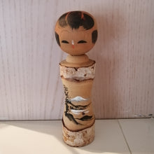 Indlæs billede til gallerivisning Japansk Kokeshi Dukke med Hvid Bark, Landskab og Skrift