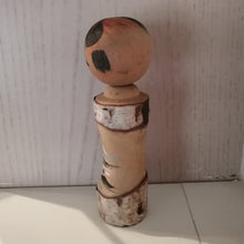 Indlæs billede til gallerivisning Japansk Kokeshi Dukke med Hvid Bark, Landskab og Skrift