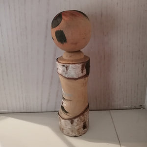 Japansk Kokeshi Dukke med Hvid Bark, Landskab og Skrift
