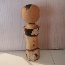 Indlæs billede til gallerivisning Japansk Kokeshi Dukke med Hvid Bark, Landskab og Skrift