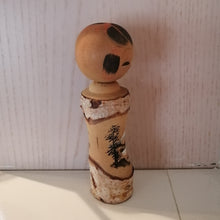 Indlæs billede til gallerivisning Japansk Kokeshi Dukke med Hvid Bark, Landskab og Skrift