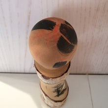 Indlæs billede til gallerivisning Japansk Kokeshi Dukke med Hvid Bark, Landskab og Skrift